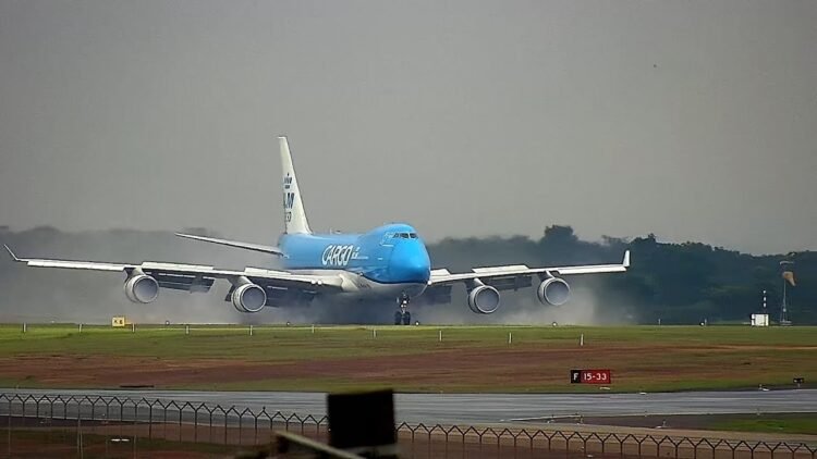BELÍSSIMO POUSO DO BOEING 747 KLM (MARTIN AIR) EM VIRACOPOS COM TETO BAIXO E MUITA ÁGUA NA PISTA