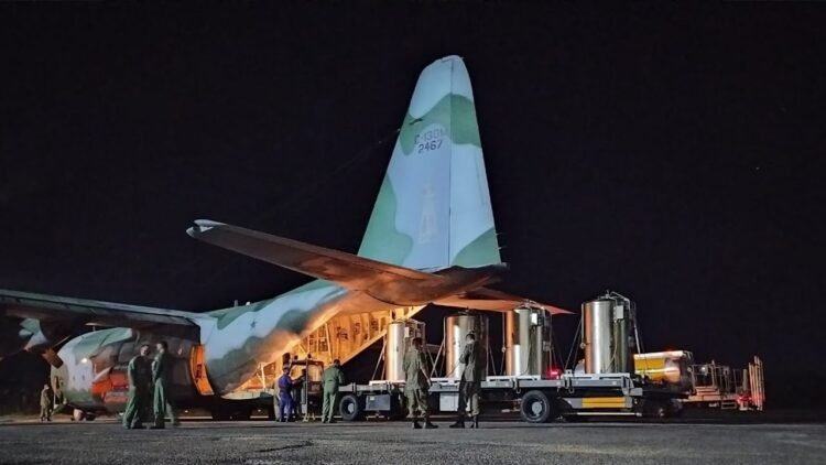 C-130 DA FAB NA MISSÃO DE TRANSPORTE COM TANQUES DE OXIGÊNIO MANAUS