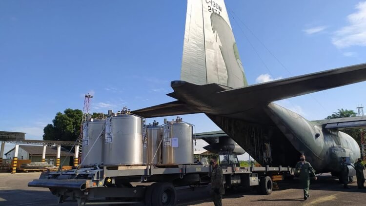 C-130 DA FORÇA AÉREA BRASILEIRA CHEGA COM MAIS 8 TANQUES DE OXIGÊNIO NO AM