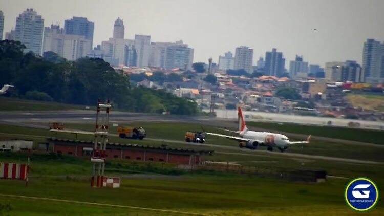 COM INDICAÇÃO DE FOGO NO PORÃO, BOEING 737 MAX SEGUE ESCOLTADO PELOS BOMBEIROS EM GUARULHOS